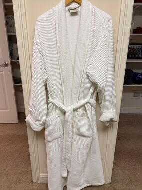 Pottery Barn White Waffle-Weave Shawl Collar Bath Robe